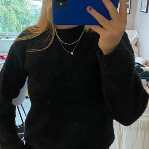 Lurvig tröja🤍 - En mysig tröja köpt på HM i storlek S som är perfekt nu till hösten🤍 Köpare står för frakten!