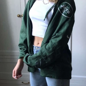 Grön Nike tröja  - Denna zip hoodie är köpt på en second hand butik i Varberg för 600kr och är från märket nike. En sak som är bra med denna tröjan är att den passar alla storlekar då den är ganska stor men den ser ändå bra ut på en xs/s vilket jag är. Har använt denna hyfsat mycket då jag tycker den ät väldigt fin men jag tycker inte att den ser så sliten ut. Säljer pga att jag har överanvänt den och därför tröttnat på den. Köparen står för frakten, buda i kommentarerna🍀💚🌴🌿🌿🥑🐸🥝🥬☘️🍈🦖❇️🟢