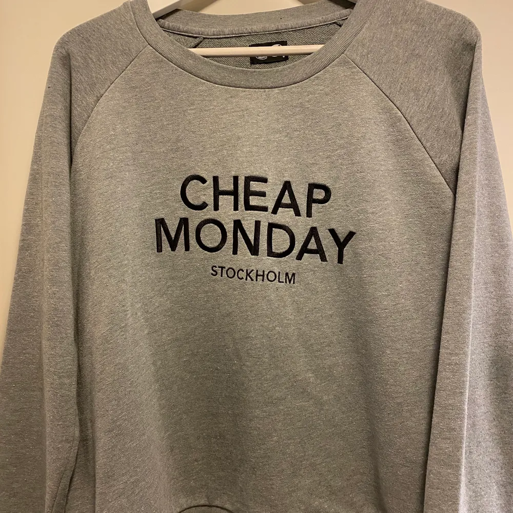 En snygg och skön sweatshirt från cheap monday som inte används längre!!💫💫 Superfräsch och sparsamt använd. Neuletakit & Villapaidat.