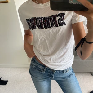 Sandro T-shirt - Cool T-shirt från Sandro! Använd endast ett fåtal gånger