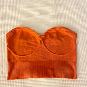 Strapless stickad top ⚡️ - Höstlig och fin top från Gina Tricot i storlek M men skulle säga att den passar S oxå 🤩 super härlig använt typ 1-3 gånger 💕💕🤩