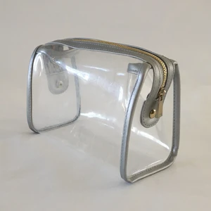 Genomskinlig Necessär - Oanvänd men har använts till att förvara. Syns repor på plasten. 