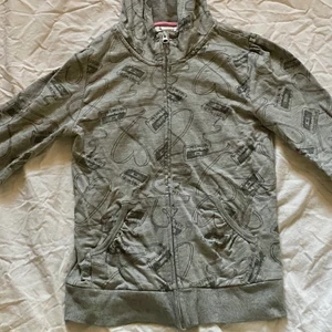 cool zipup hoodie - fett cool glittrande huvtröja med bandspelar och hjärt tryck från h&m’s gamla kollektion. Kommer tyvärr inte till användning så säljer vidare. Bra skick förutom litet hål ovanför ena fickan. Kan fixas lätt eller låtas va. Barnstorlek men passar XXS-S. Beroende på hur man vill de ska sitta. (Ljusare grå irl) Frakt tillkommer!! 💕