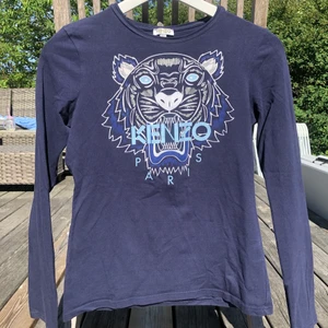 Kenzo tröja - Snygg långärmad tröja från Kenzo. Storlek 16 motsvarar S. Tröjan är i stretchigt material, super bekväm!