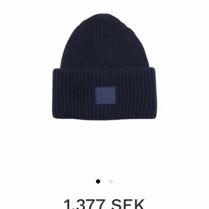 Acne mössa - Säljer min inprincip oanvända acne mössa,Inköpt för 1100kr på acne butik i Stocholm,mörkblå i ylle jätte fin!