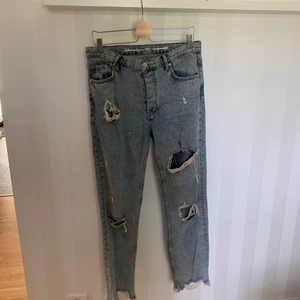 Jeans från bikbok - Baggy jeans i fint skick, använda ungefär 2 gånger. Ny pris:600kr mitt pris: 500kr