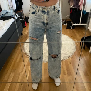 Raka Jeans med hål - Bershka - Raka fina jeans men hål ifrån Bershka, mycket bra skicka! Storlek: 36/S Pris:200kr.        Köparen står för frakten!