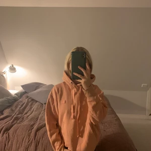 Acne huddie - Säljer denna lax rosa huddien (den är mer rosa i verkligheten) från acne. 