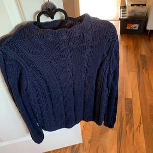 Marinblå stickad tröja i storlek S. Ny pris: 300kr, bud från 100kr☺️