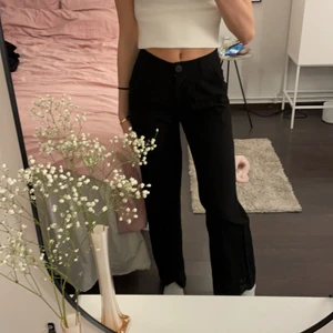 Byxa - Jätte snygg kostymbyxa i mid waist från Bershka. Säljer då de är snäppet för korta på mig som är 170cm lång. Använda Max 3 gånger! 🖤