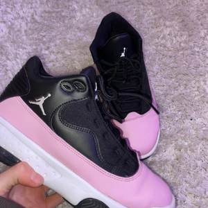 Skor - Jordan Max aura 2 i färgen rosa. Skorna är använda fåtal gånger och är i super skick.💞💞