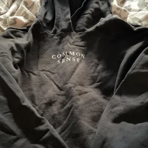 Hoodie - Basic svart Hoodie🖤. Med snören som man kan knyta runt midjan! Från Gina tricot i storlek xxs. 