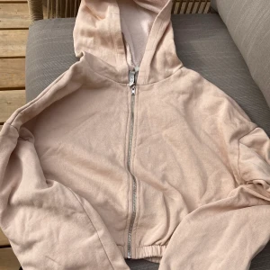 Ziphoodie i beige 🤎 - Säljer denna supersöta ziphoodien i beige! Jättebra skick och endast använd två gånger! 🤍💐✨ säljer pga att den inte kommer till användning! 💕 strl s men sitter nog på en s eller m också! Säljer för 249 inkl frakt ! 💕💕