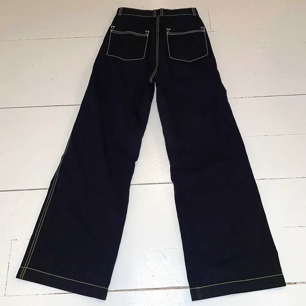 Helt nya baggy Junkyard jeans med gröna detaljer. Snygg street/cyber style. Långa i bena och baggy men storlek XS så dom sitter inte så stort i midjan! Passar barn 10 - 13 år eller petit vuxen. Helt oanvända och i bra skick. Bara att skriva till mig:). Jeans & Byxor.