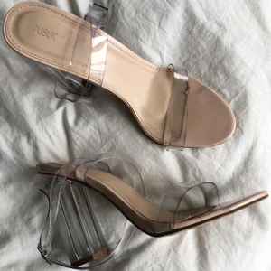 Transparanta klackskor, ASOS - Transparanta sandaler med klack från ASOS. Superlätta och sköna. Använt skick men i gott skick. Skulle dock säga att de är ganska små i storleken och passar en liten 39 och 38. OBS! Bild nr 2 är ej den exakta skon utan visar endast hur bandet ska sitta runt foten. 