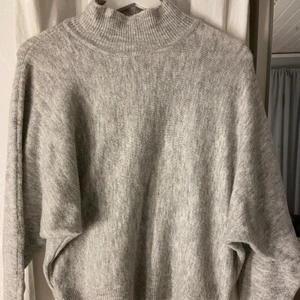 Stickad tröja  - Säljer denna stickade tröja från hm, endas använd en gång så är i ny skick. Skriv om ni vill ha fler bilder eller om ni har några frågor💕