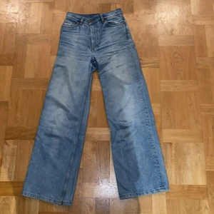 Monki jeans Yoko - Säljer mina ljus blåa jans från monki i ny skick. Jag säljer dom för att dem har blivit lite korta i min smak för mig som är 173. 💗