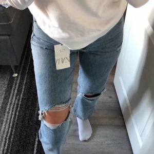 Zara jeans - Zara byxor , helt nya med prislappen kvar. Säljer dom då deme för korta på mig, passar för dem 166 och neråt om man vill dem ska vara över skon  🥰