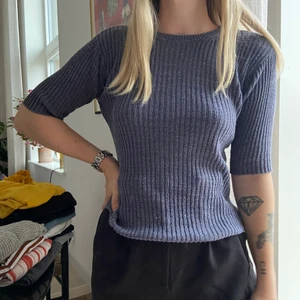 Stickad t-shirt från Carin Wester - Blå stickad t-shirt ifrån Carin Wester i storlek small, passar även medium 🌊 betalning via swish.