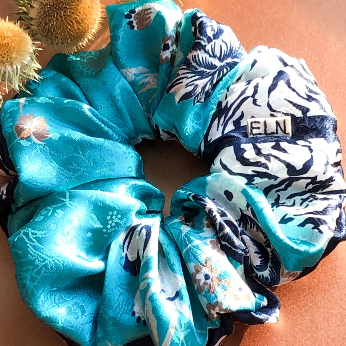 Scrunchie gjord av en vintage sidenscarf - 91