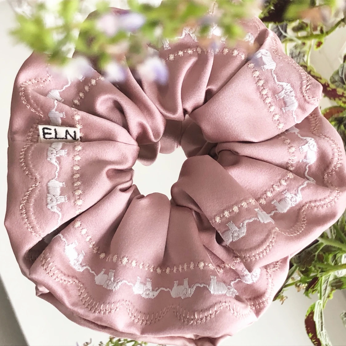 Exklusiv broderad scrunchie