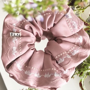 Exklusiv broderad scrunchie  - Ljusrosa satinscrunchie med broderade elefanter. Verkligen som ett smycke i håret eller på handleden! 