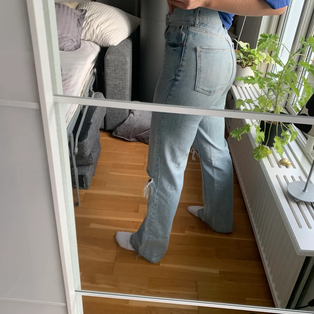 Blåa jeans från Zara men 2 hål storlek 36. Skriv privat om ni vill buda💞. Jeans & Byxor.