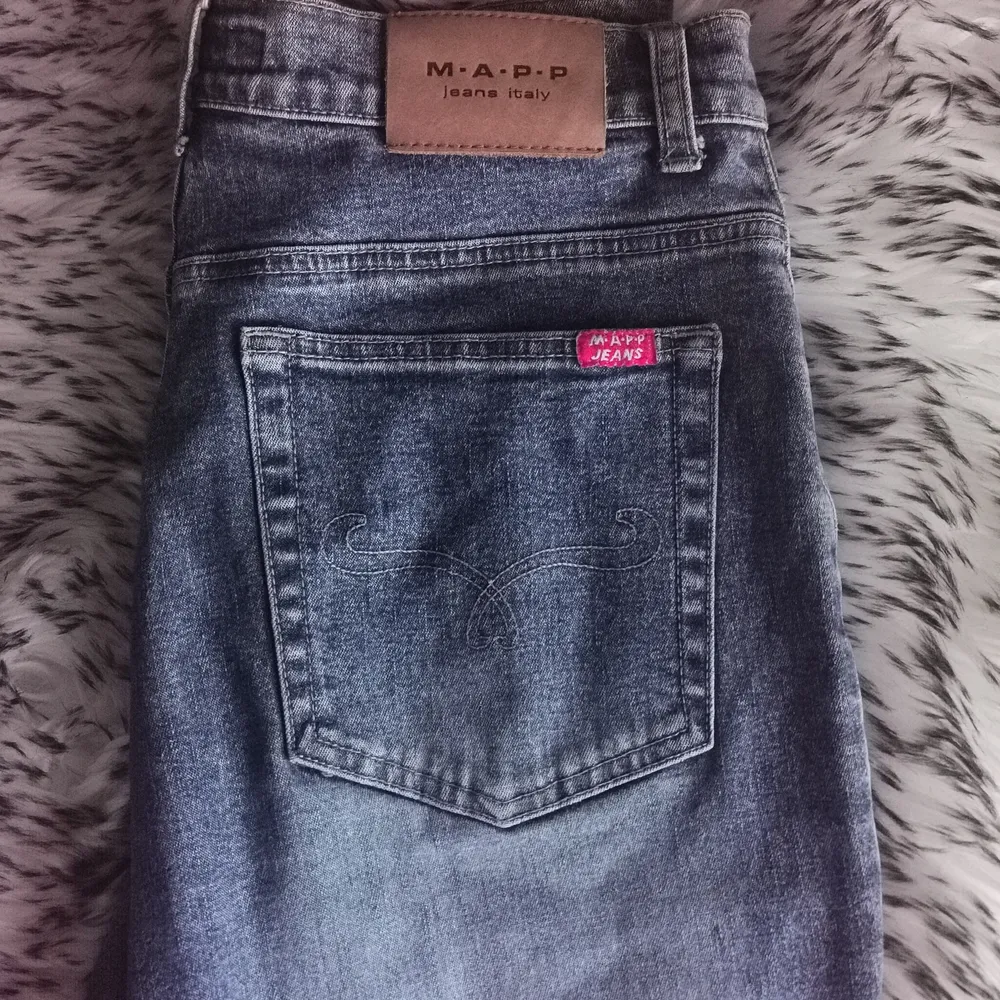 Rare Vintage jeans från MAPP Jeans Italy i storlek 38 i utmärkt skick. Sitter snyggt på kroppen och framhäver figuren. Fina ditaljer och baklappen är äkta läder💕 Nypris ca 800 kr. Köparen står för frakten🥰💕. Jeans & Byxor.