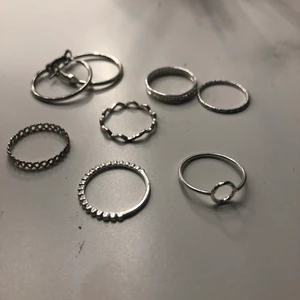 Ringar  - Säljer dessa ringar och örhängen, 4kr styck för ringar och 10 kr för örhängerna 