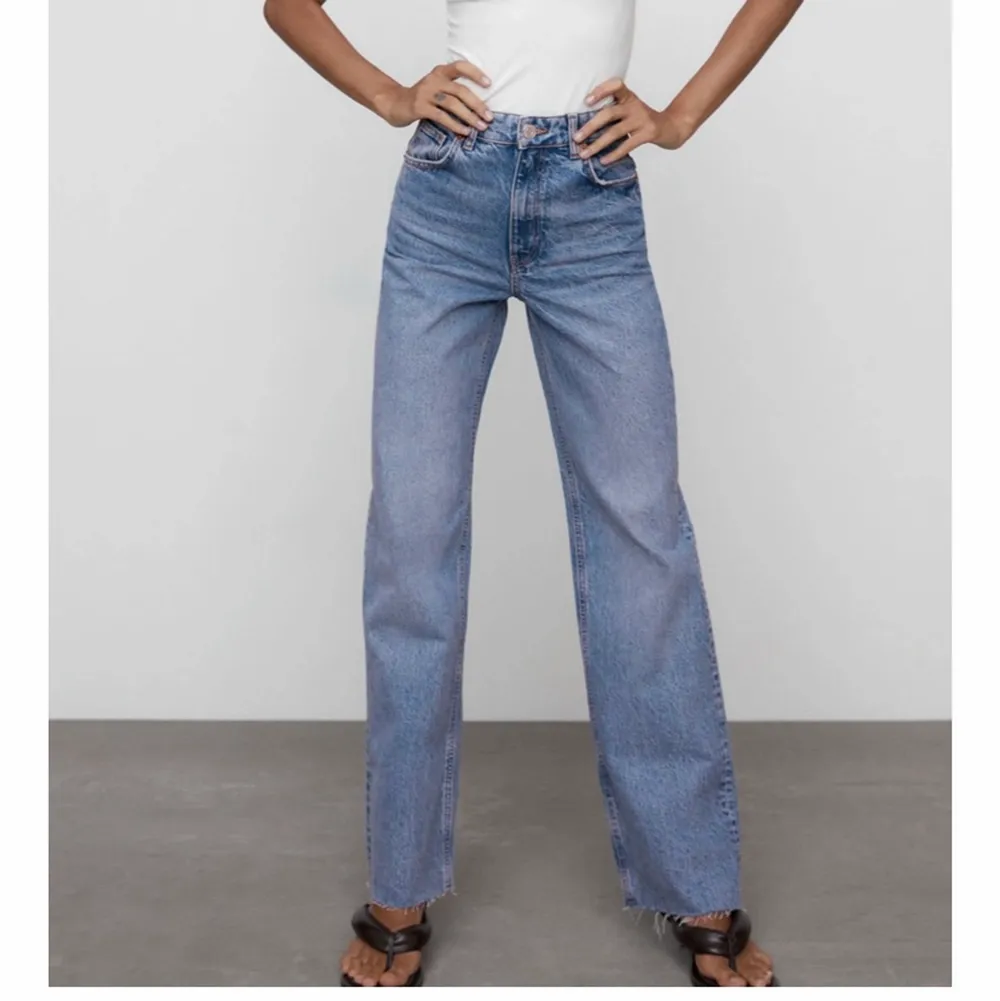 assnygga zara jeans, helt oanvända med alla lappar kvar! går ända till golvet för mig som är 168, hör av er vid intresse eller frågor <3. Jeans & Byxor.