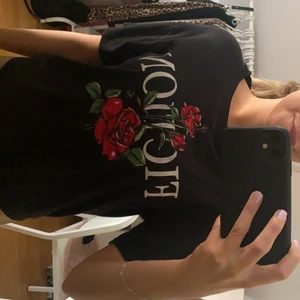 T-shirt!  - Säljer pga använder aldrig! I mycket bra skick! Säljer för 50 kr ! Storlek XS, passar även en S. 