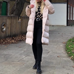 Beige dunjacka med luva - Beige tjock dunjacka med luva. Lite liknande en kappa. Uk 8. Eu 36