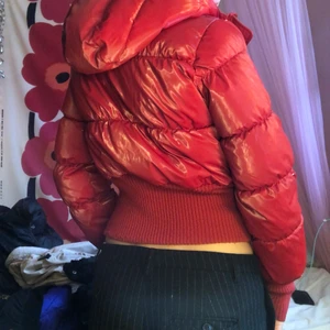 Röd puffjacka lack - Sjukt snygg puffjacka i lack!!! Otroligt skön på☺️