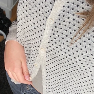 Mango - Priset e dyrt pågrund av att den var väldigt dyr när köpet skäddes och har andvänts 2-3 ggr, för mer information så kan ni komma privat! Storleken e S men passar lika bra på XS. Säljer denna vi själ av att jag aldrig använder den!