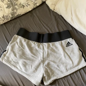 Adidas shorts - Supersköna o snygga men använder inte längre