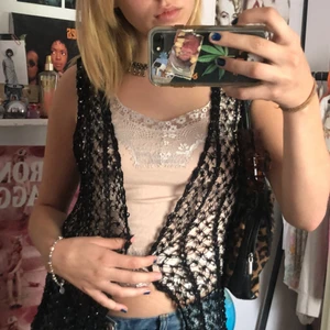 Beiged linne - Detta är ett väldigt fint beige linne som är från bikbok det är jättefint att stylea med grejer som en basic grund, man kan också använda det som ett sibling eller som en snygg topp att ha på fest då det har väldigt fina detaljer uppe runt kanten och där nere. Man kan spänna banden!  Säljer på grund av att den sitter lite tajt runt bröstkorgen på mig!<3