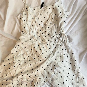 Klänning - Snygg vit klänning med mycket detaljer! Kan tyvärr inte använda denna då jag hade råkat ta fel storlek :( storlek 42 på denna och den är i nyskick! 125kr + frakt om vi inte möts upp i Eskilstuna 🤍🤍🤍