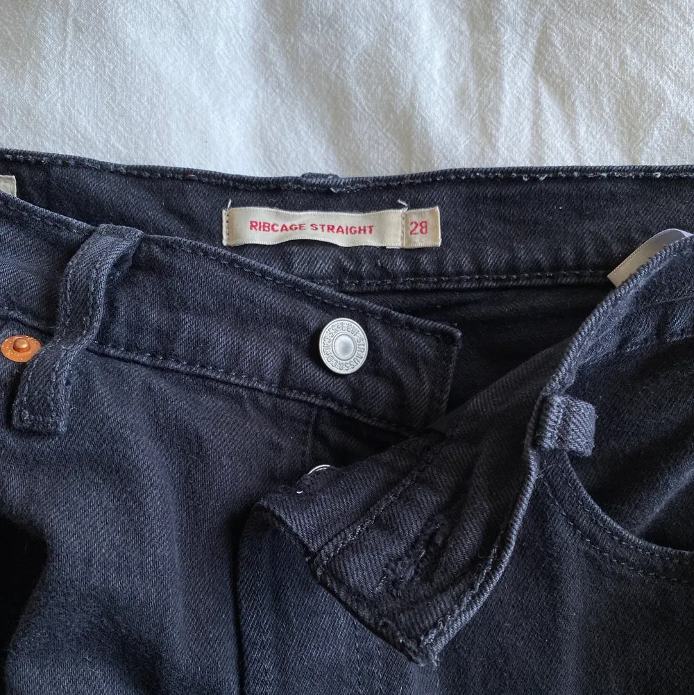 Vanliga raka Levis jeans svarta, väldigt sköna och i bra skick! Har använt dom ett fåtal gånger. Frakten ingår i priset💞. Jeans & Byxor.