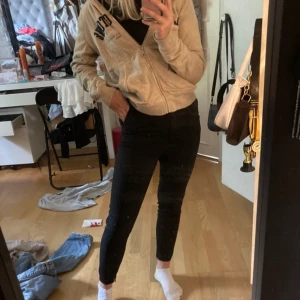 Bikbok kostymbyxor  - Svarta kostymbyxor från bikbok i storlek 34, bra skick. Jag är ca 162 och bär oftast xs/34. 