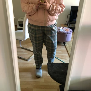 Monki, tunn bomberjacka. - Fin rosa jacka från monki. Storlek L.