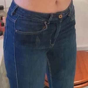 Säljer nu dessa snygga jeans. Jeansen är i en snygg blå färg i storlek 38. Jag skulle säga att de är ett par S/M. Dessa jeans är så snygga nu till hösten, vid frågor eller funderingar är det bara att höra av sig så svarar jag inom kort!🧚🏼‍♀️💓🥰