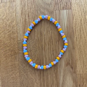 Pärlarmband  - Färgglatt pärlarmband. Stretchigt och färgglatt!!!