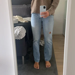 Blåa jeans💙 - Mina favvo-jeans som tyvärr blivit för små. Från ginatricot, storlek 34. 130 kr+ frakt