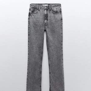 Säljer dessa ’High Rise Flare Faded Slim Jeans” i färgen grå då det inte kom till användning, köptes för cirka 360kr liknande bootcut. Men tyvärr når jeansen ner till marken på mig som är 168 lång!