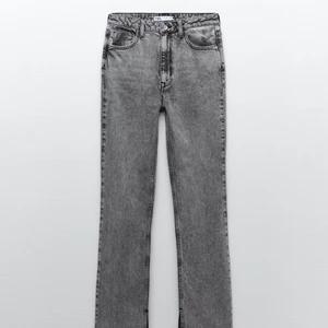 High Rise Flare Jeans - Säljer dessa ’High Rise Flare Faded Slim Jeans” i färgen grå då det inte kom till användning, köptes för cirka 360kr liknande bootcut. Men tyvärr når jeansen ner till marken på mig som är 168 lång!
