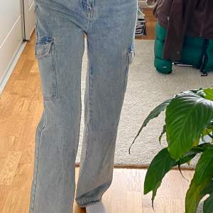 ljusblå jeans med fickor på sidorna. storlek S💙