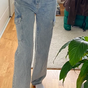 Jeans - ljusblå jeans med fickor på sidorna. storlek S💙