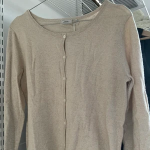 Kashmir kofta - Säljer denna snygga Kashmir och bomulls koftan från boomerang. Aldrig använd med lappar kvar. Nypris 1200 kr. Storlek M men lite liten för mig och därför aldrig använd. Kom med bud då jag kan sänka priset vid snabb affär💞