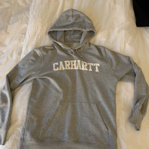Carhartt Hoodie  - Fint skick litet hål i ena armen inget som man blir störd uttav se bild därav priset. er bilder kan fås vid intresse.
