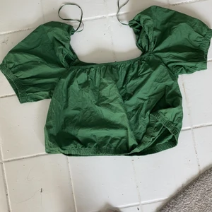 Jätte cool grön tröja  - Säljer nu denna skot coola gröna tröja! Tar endast swish, strl l men passar m 😜